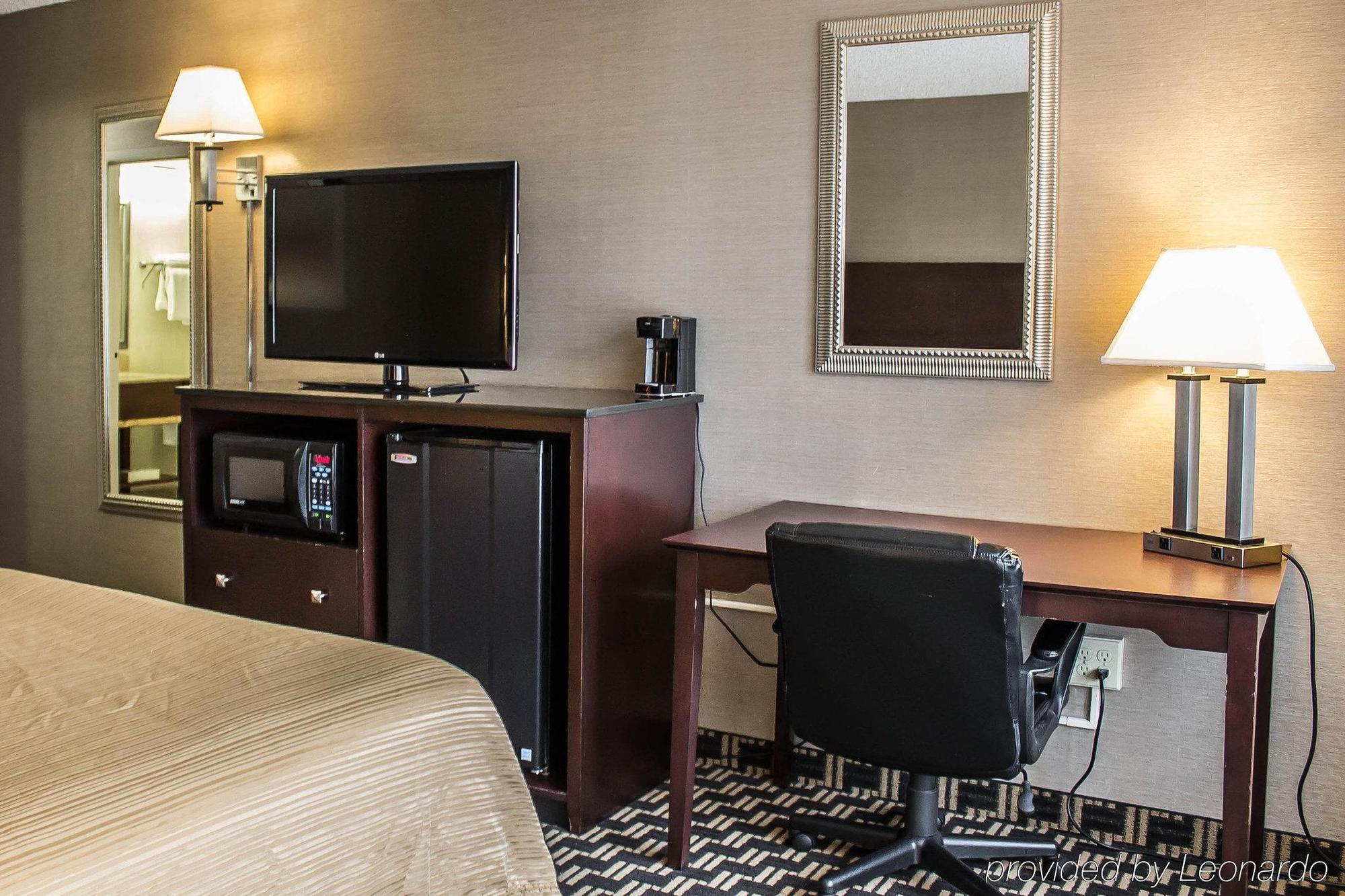 Quality Inn & Conference Center Акрон Экстерьер фото