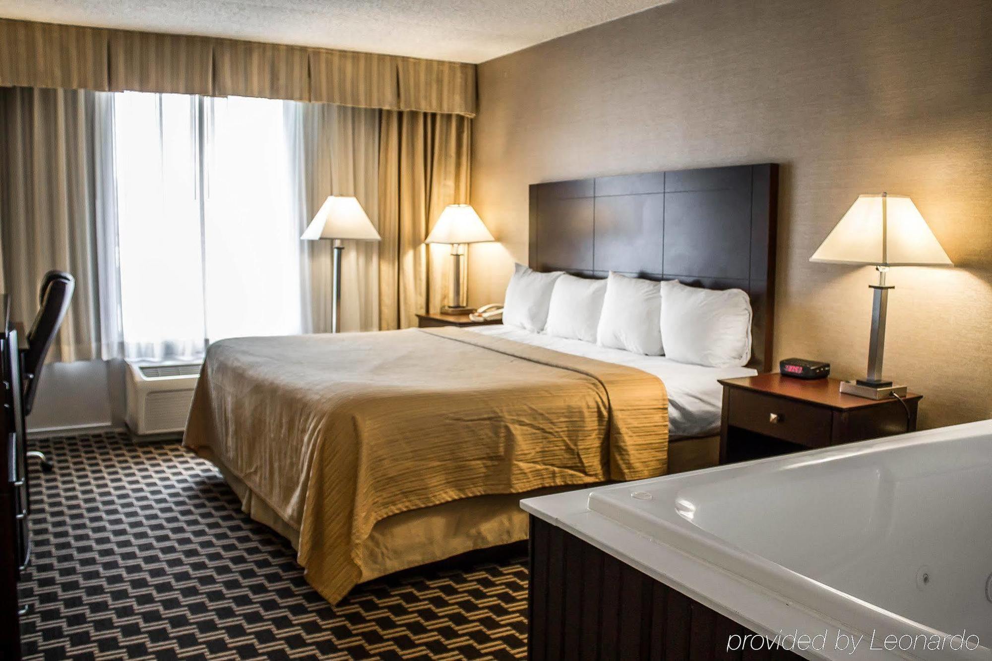 Quality Inn & Conference Center Акрон Экстерьер фото
