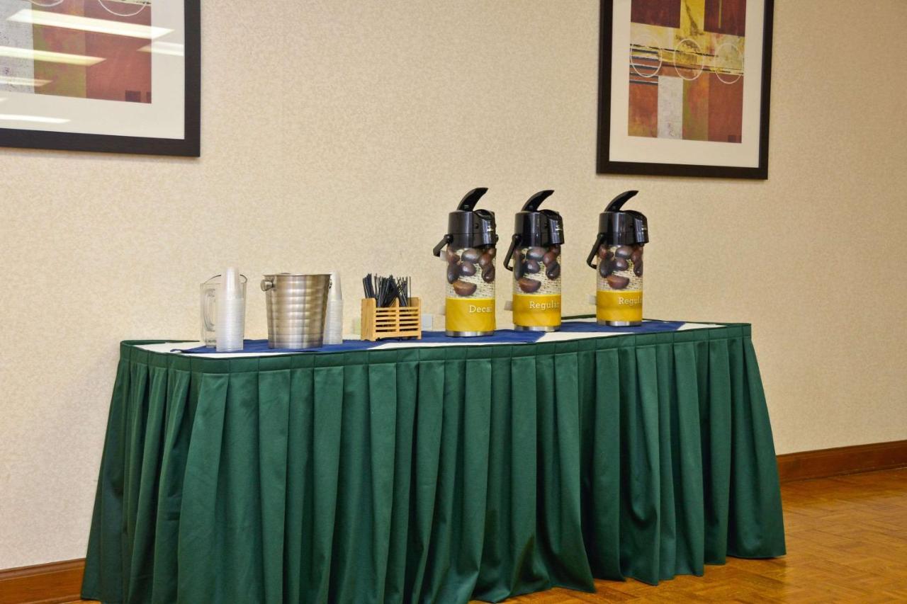 Quality Inn & Conference Center Акрон Экстерьер фото