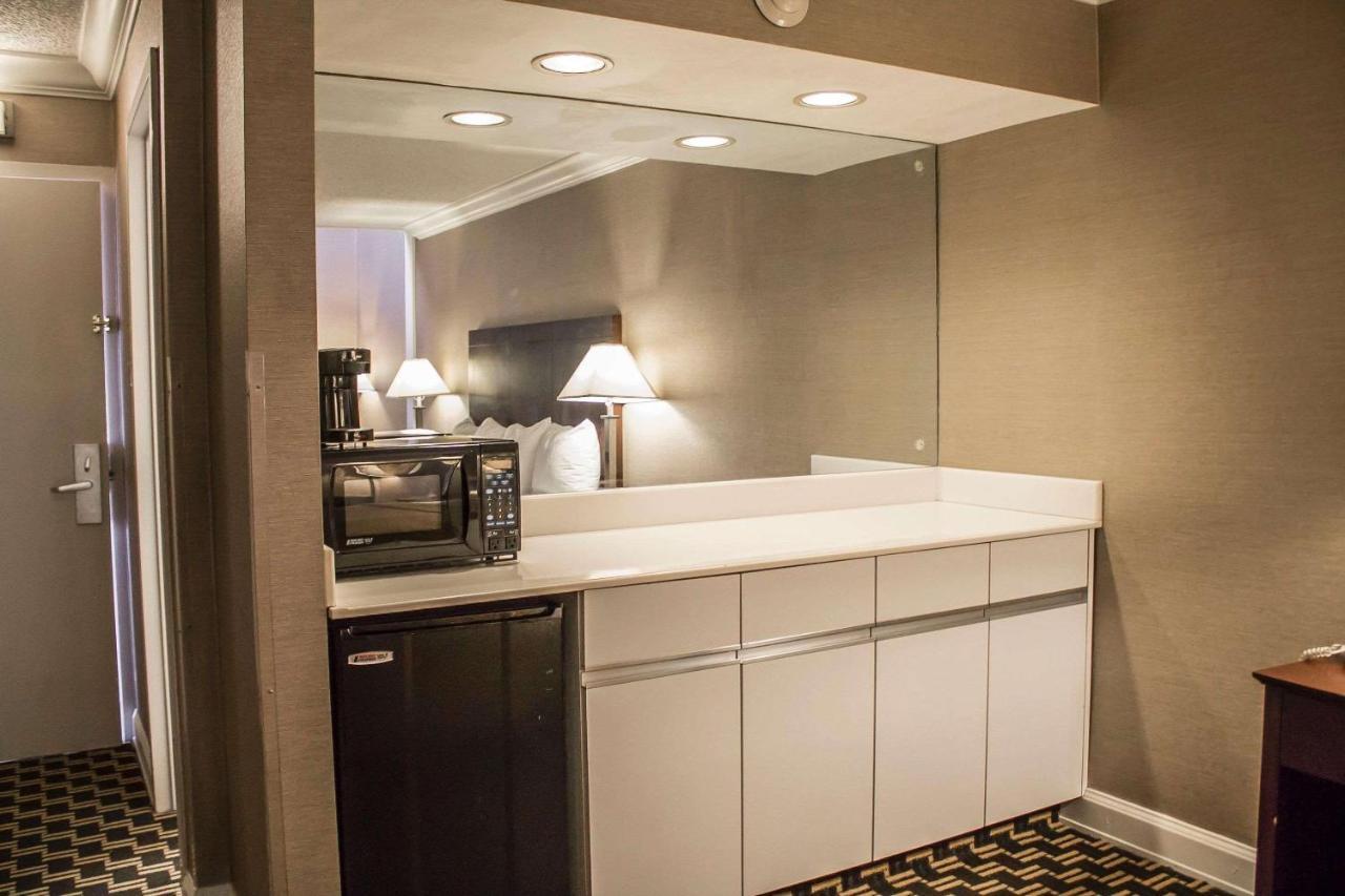 Quality Inn & Conference Center Акрон Экстерьер фото