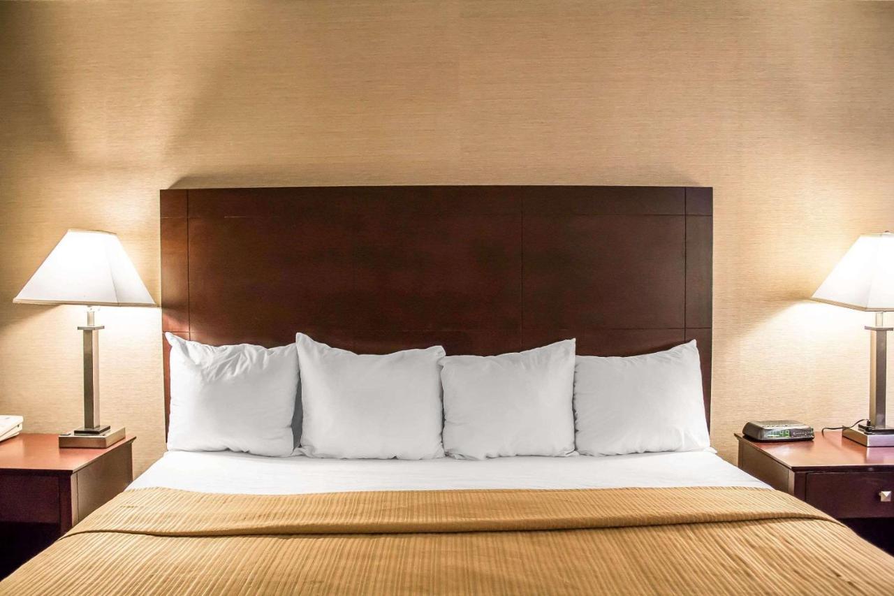 Quality Inn & Conference Center Акрон Экстерьер фото