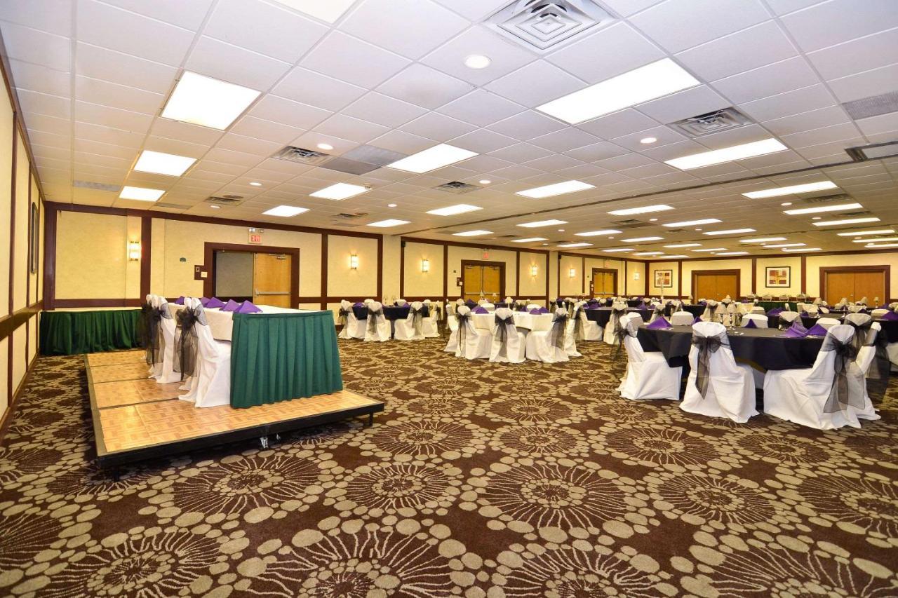 Quality Inn & Conference Center Акрон Экстерьер фото