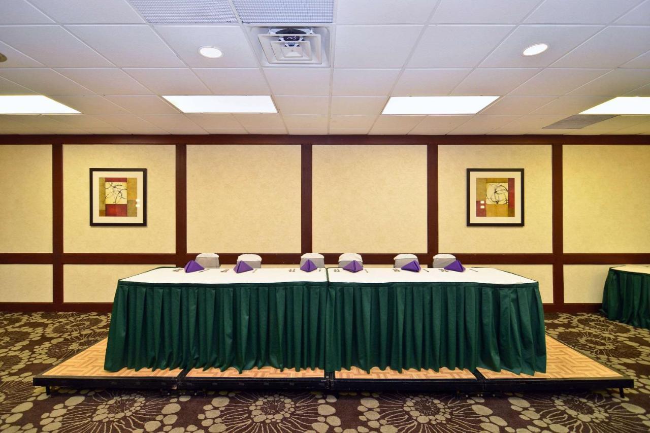 Quality Inn & Conference Center Акрон Экстерьер фото