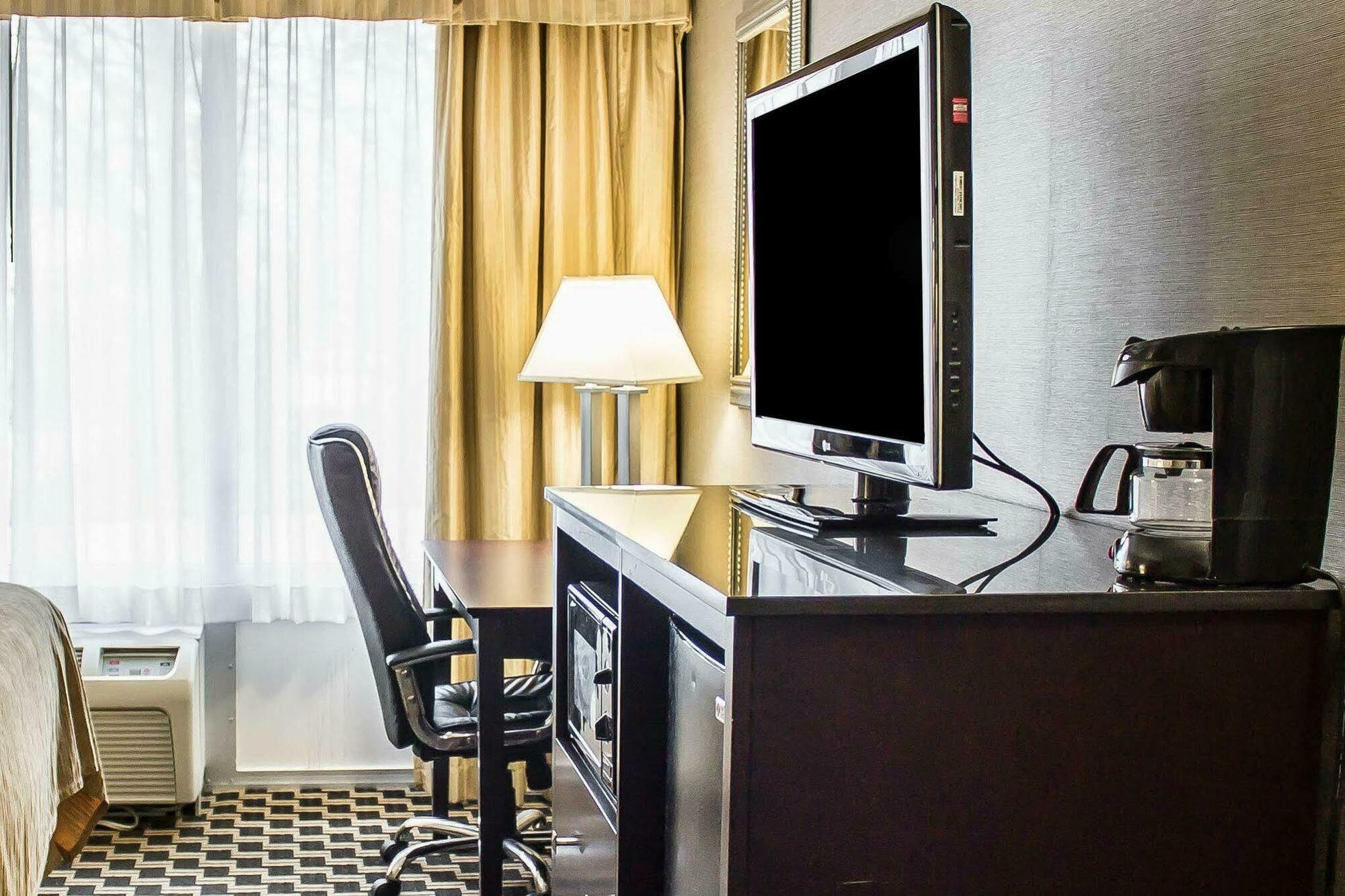 Quality Inn & Conference Center Акрон Экстерьер фото